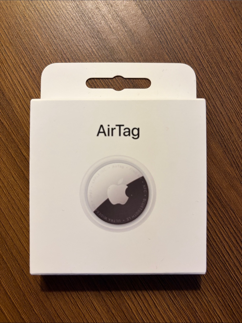 Apple AirTag White with Silver Accents